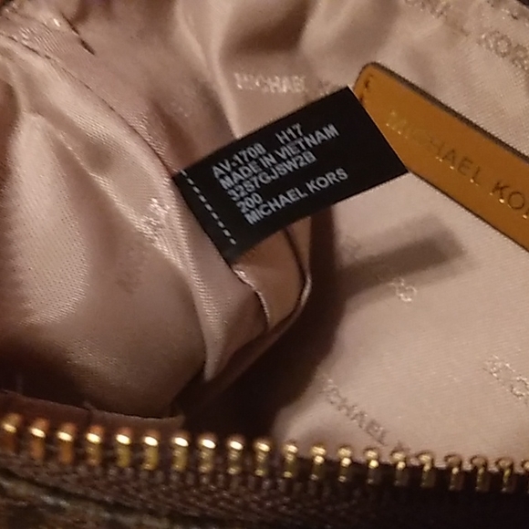 Micheal Kors wristlet - Picture 7 of 8